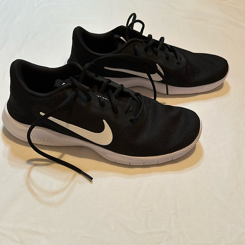 Nike flex experience trainers in black and white size 11